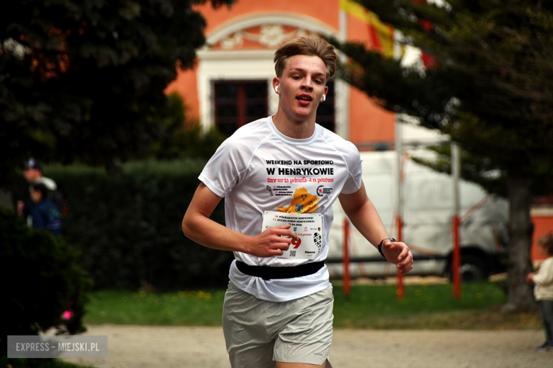 Setki biegaczy i świetne wyniki. 15. Półmaraton Henrykowski i 11. Dycha Księgi Henrykowskiej [foto]