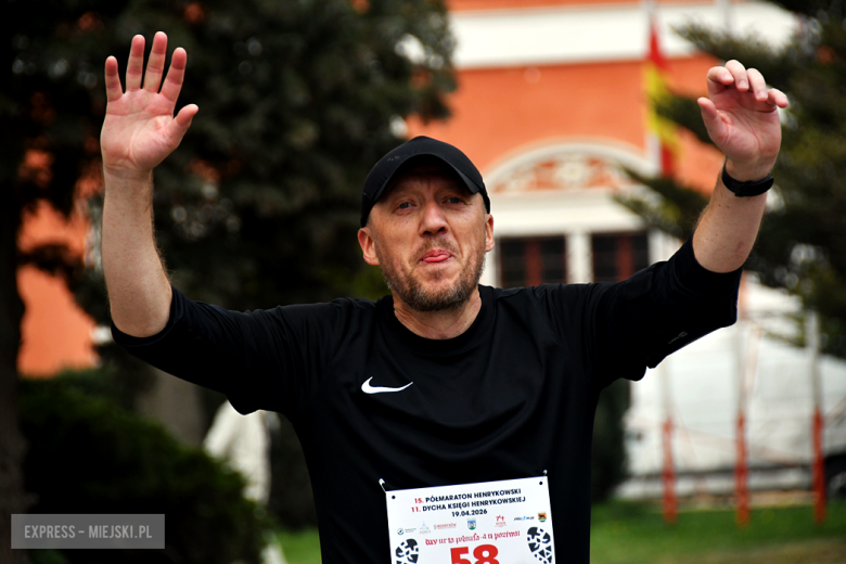 Setki biegaczy i świetne wyniki. 15. Półmaraton Henrykowski i 11. Dycha Księgi Henrykowskiej [foto]