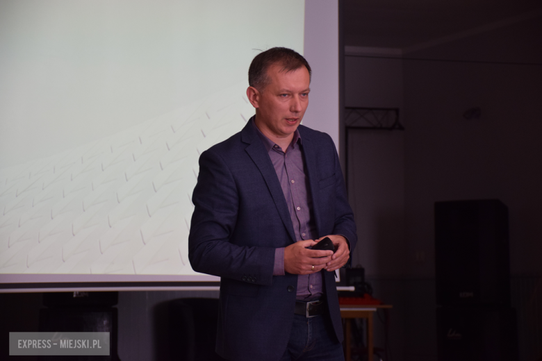 Spotkanie w Mąkolnie o farmie wiatrowej. Inwestor przedstawił plany, mieszkańcy pytali o skutki