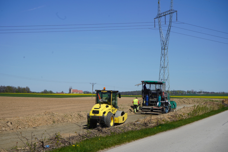 Postępy przy budowie ścieżki pieszo-rowerowej Jaworek – Sieroszów