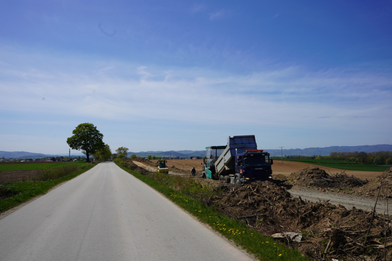 Postępy przy budowie ścieżki pieszo-rowerowej Jaworek – Sieroszów
