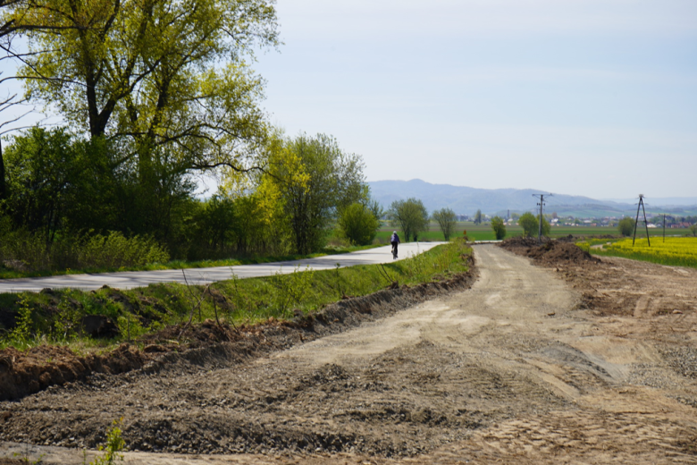 Postępy przy budowie ścieżki pieszo-rowerowej Jaworek – Sieroszów