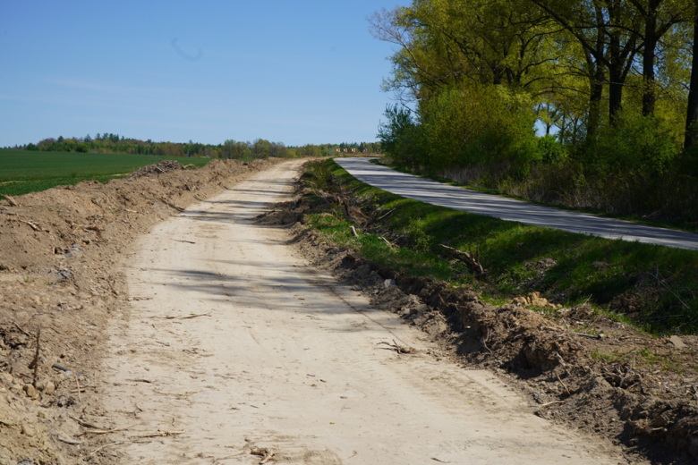 Postępy przy budowie ścieżki pieszo-rowerowej Jaworek – Sieroszów