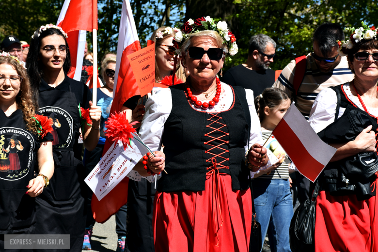 Tradycja, dobry humor i tłumy uczestników. Barwny pochód pierwszomajowy w Srebrnej Górze 
