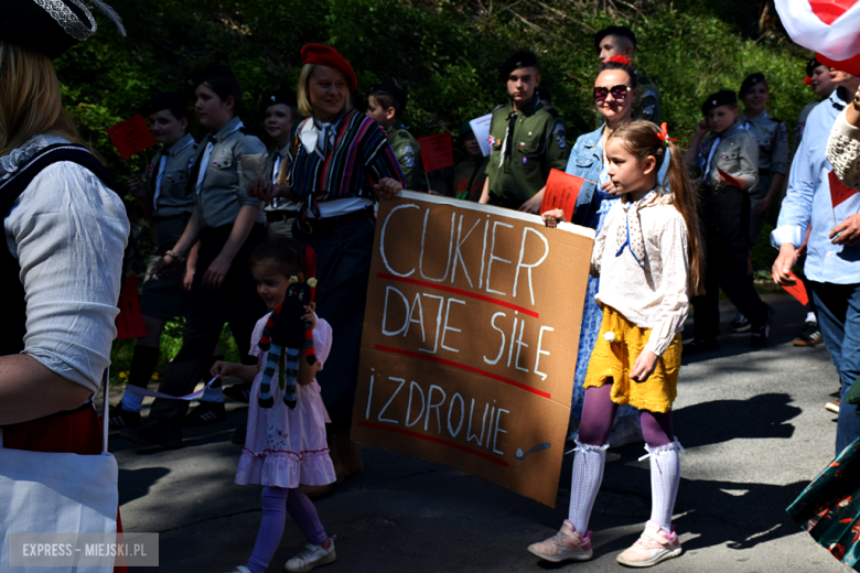Tradycja, dobry humor i tłumy uczestników. Barwny pochód pierwszomajowy w Srebrnej Górze