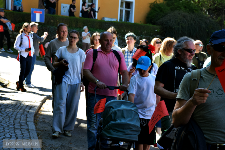 Tradycja, dobry humor i tłumy uczestników. Barwny pochód pierwszomajowy w Srebrnej Górze