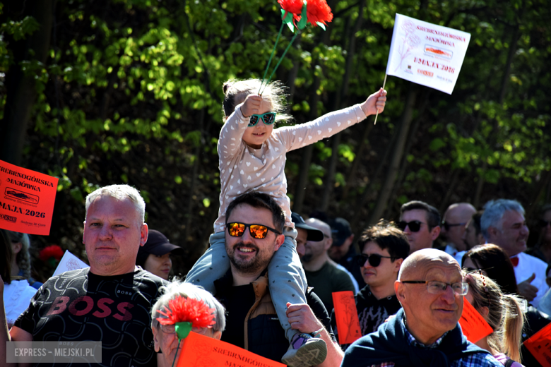 Tradycja, dobry humor i tłumy uczestników. Barwny pochód pierwszomajowy w Srebrnej Górze