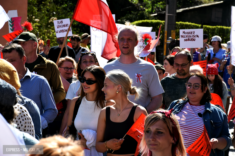 Tradycja, dobry humor i tłumy uczestników. Barwny pochód pierwszomajowy w Srebrnej Górze