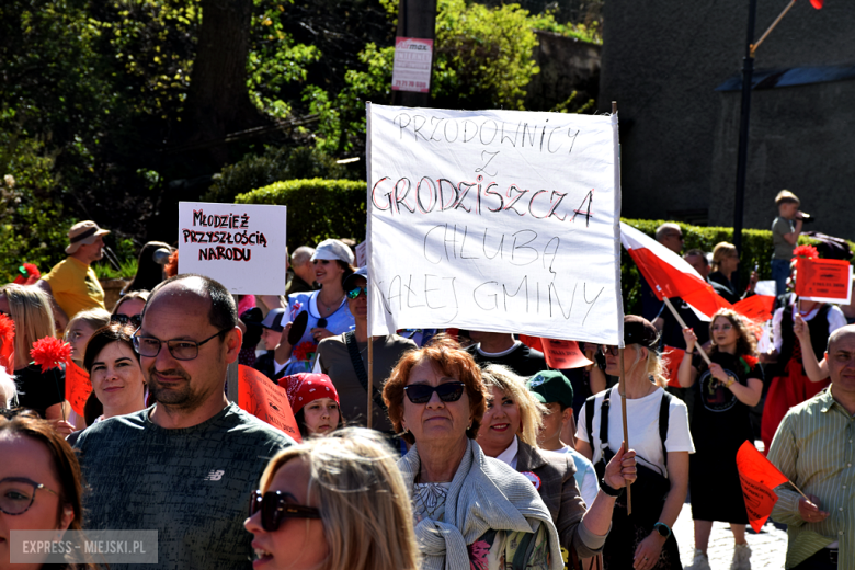 Tradycja, dobry humor i tłumy uczestników. Barwny pochód pierwszomajowy w Srebrnej Górze