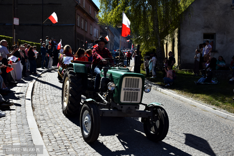 	Tradycja, dobry humor i tłumy uczestników. Barwny pochód pierwszomajowy w Srebrnej Górze