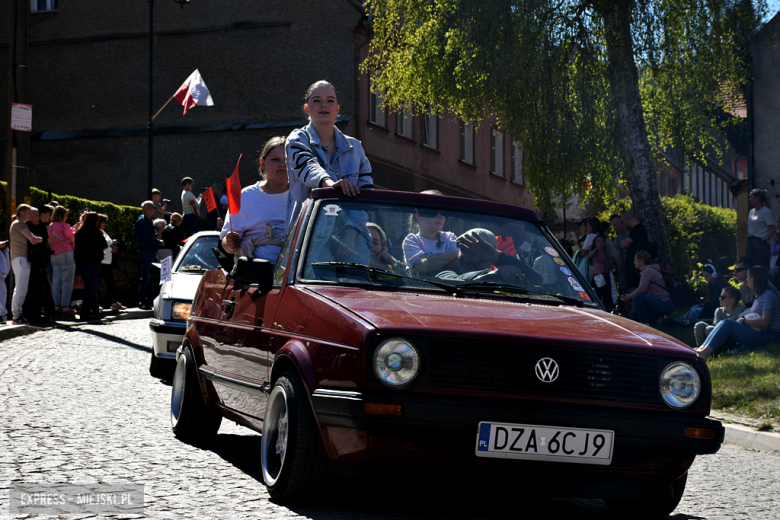 	Tradycja, dobry humor i tłumy uczestników. Barwny pochód pierwszomajowy w Srebrnej Górze