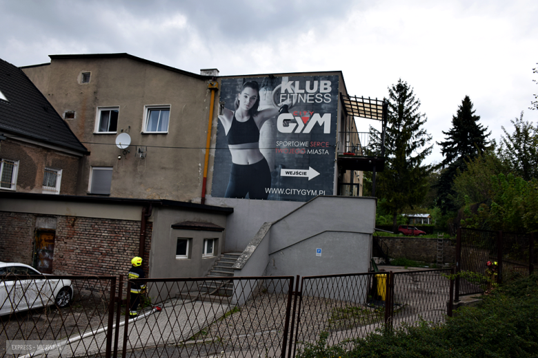 Pożar dachu na obiekcie siłowni