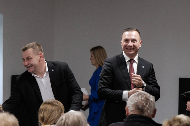 Seniorzy z kartami wstępu do Pałacu Marianny Orańskiej. „To miejsce należy do Was”