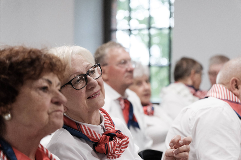Seniorzy z kartami wstępu do Pałacu Marianny Orańskiej. „To miejsce należy do Was”