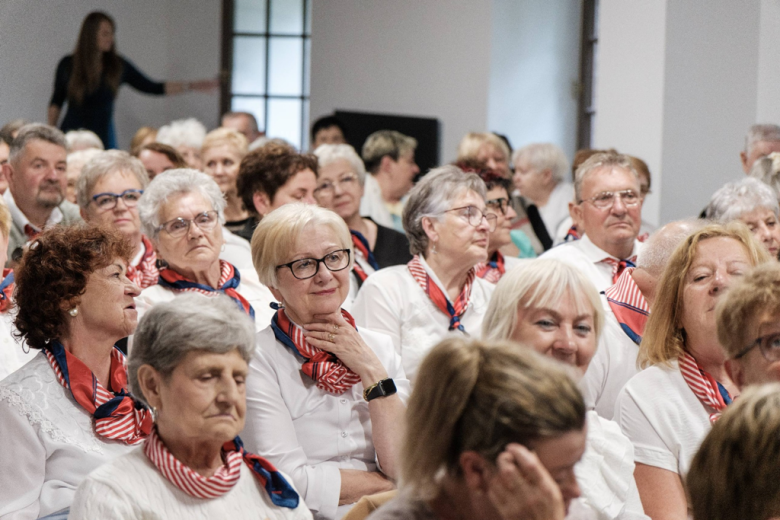 Seniorzy z kartami wstępu do Pałacu Marianny Orańskiej. „To miejsce należy do Was”
