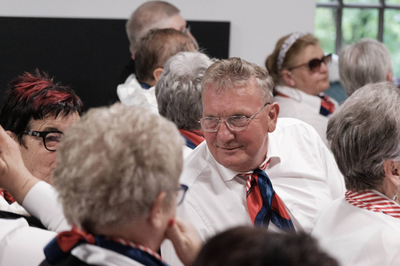 Seniorzy z kartami wstępu do Pałacu Marianny Orańskiej. „To miejsce należy do Was”