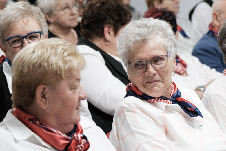 Seniorzy z kartami wstępu do Pałacu Marianny Orańskiej. „To miejsce należy do Was”