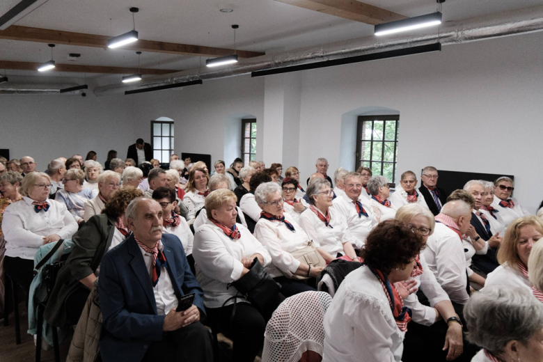 Seniorzy z kartami wstępu do Pałacu Marianny Orańskiej. „To miejsce należy do Was”