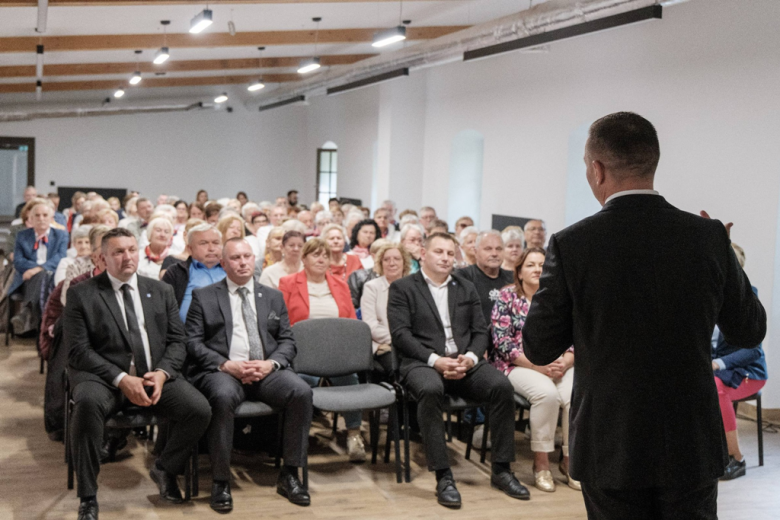 Seniorzy z kartami wstępu do Pałacu Marianny Orańskiej. „To miejsce należy do Was”