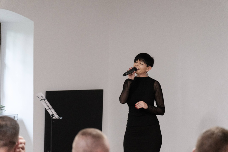 Seniorzy z kartami wstępu do Pałacu Marianny Orańskiej. „To miejsce należy do Was”
