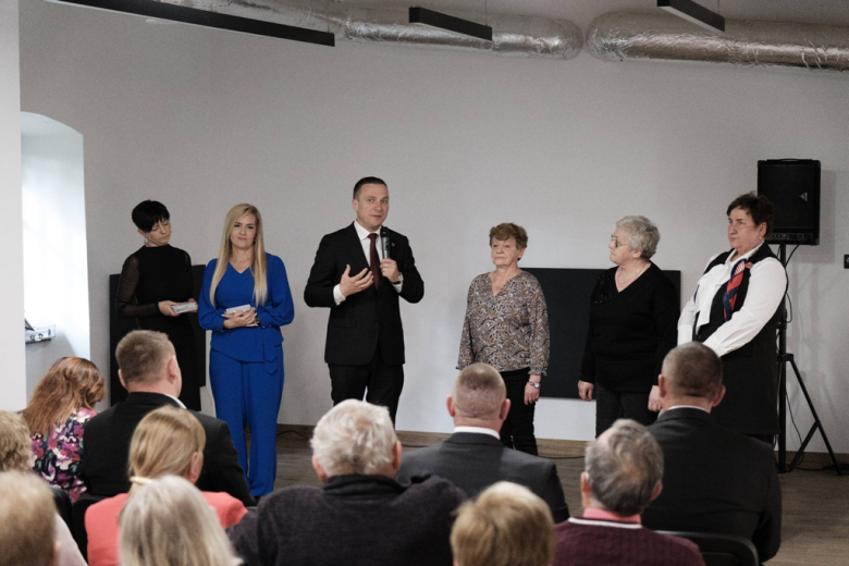 Seniorzy z kartami wstępu do Pałacu Marianny Orańskiej. „To miejsce należy do Was”