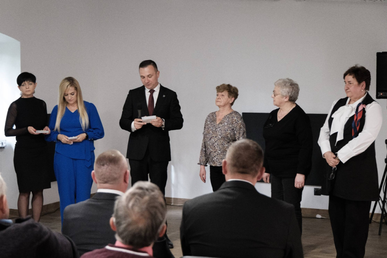 Seniorzy z kartami wstępu do Pałacu Marianny Orańskiej. „To miejsce należy do Was”