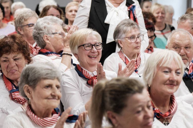 Seniorzy z kartami wstępu do Pałacu Marianny Orańskiej. „To miejsce należy do Was”