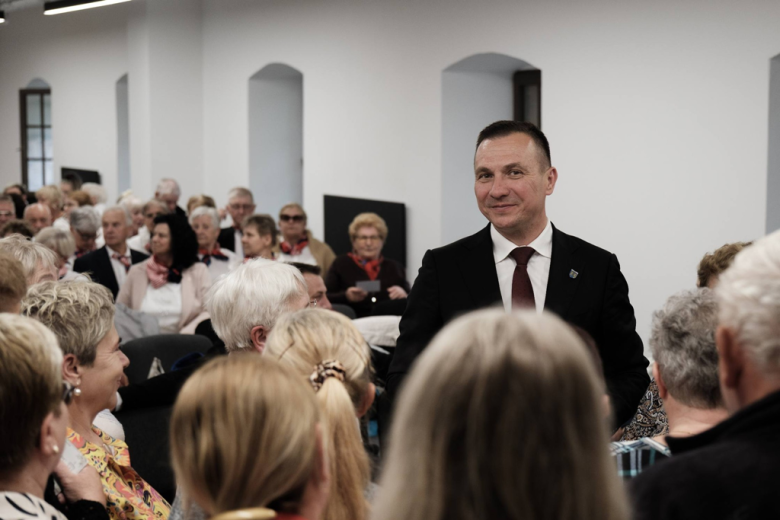 Seniorzy z kartami wstępu do Pałacu Marianny Orańskiej. „To miejsce należy do Was”