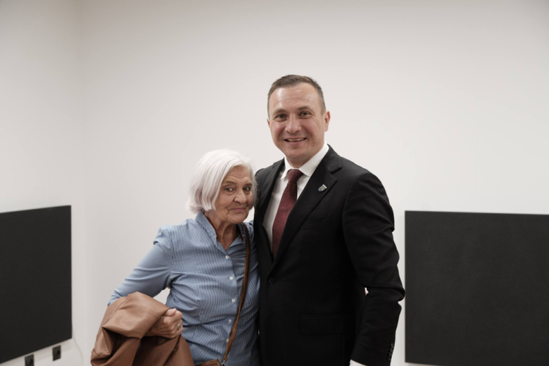Seniorzy z kartami wstępu do Pałacu Marianny Orańskiej. „To miejsce należy do Was”