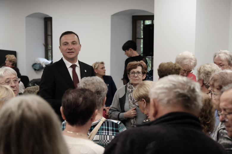 Seniorzy z kartami wstępu do Pałacu Marianny Orańskiej. „To miejsce należy do Was”