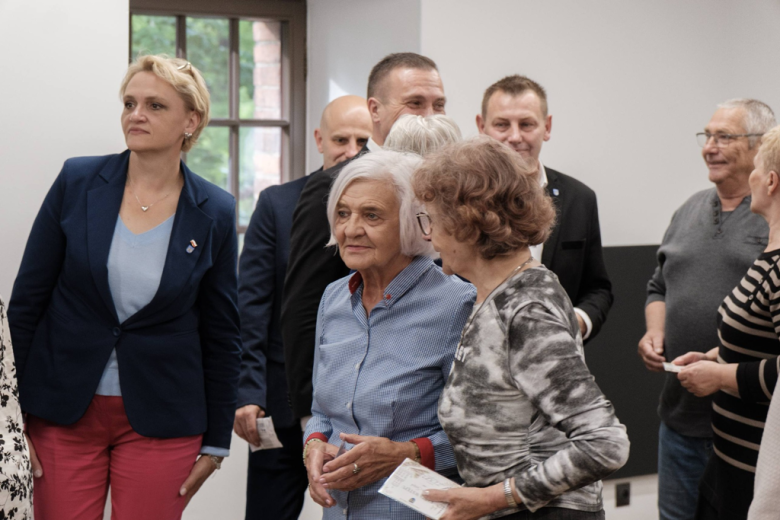 Seniorzy z kartami wstępu do Pałacu Marianny Orańskiej. „To miejsce należy do Was”