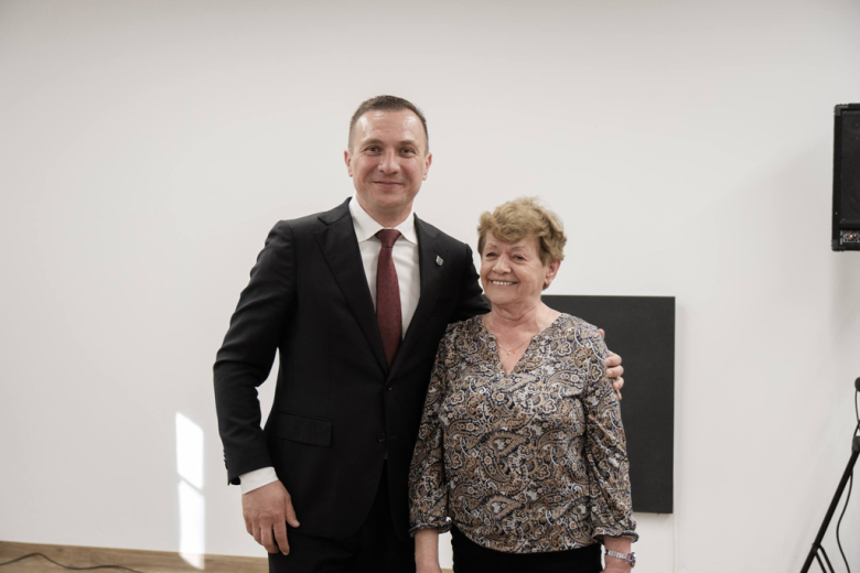 Seniorzy z kartami wstępu do Pałacu Marianny Orańskiej. „To miejsce należy do Was”