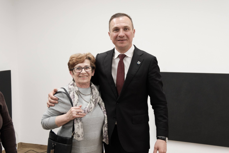 Seniorzy z kartami wstępu do Pałacu Marianny Orańskiej. „To miejsce należy do Was”