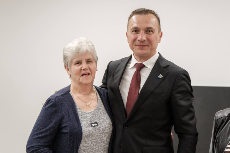 Seniorzy z kartami wstępu do Pałacu Marianny Orańskiej. „To miejsce należy do Was”