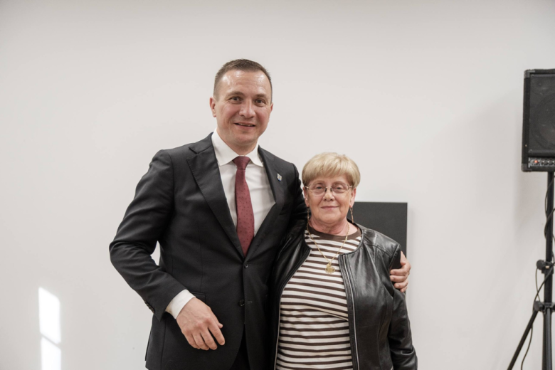 Seniorzy z kartami wstępu do Pałacu Marianny Orańskiej. „To miejsce należy do Was”