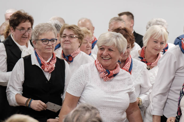 Seniorzy z kartami wstępu do Pałacu Marianny Orańskiej. „To miejsce należy do Was”