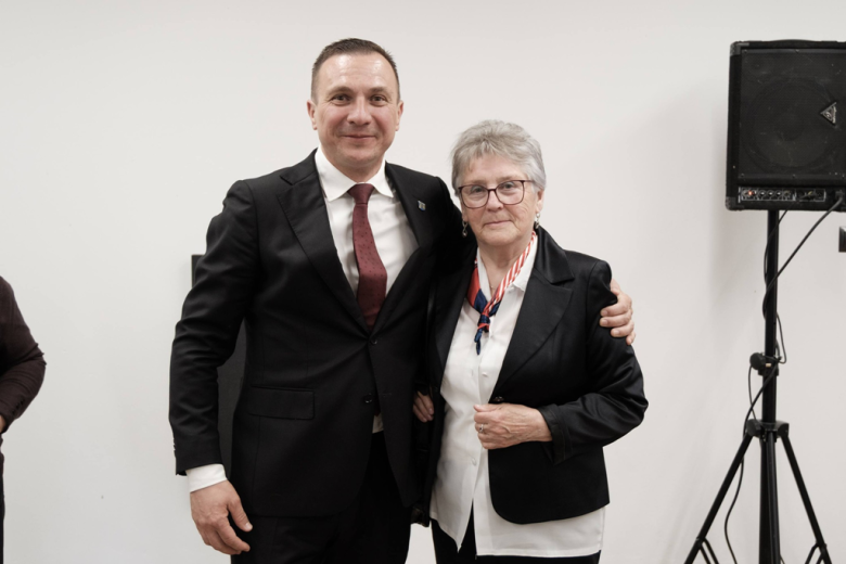 Seniorzy z kartami wstępu do Pałacu Marianny Orańskiej. „To miejsce należy do Was”