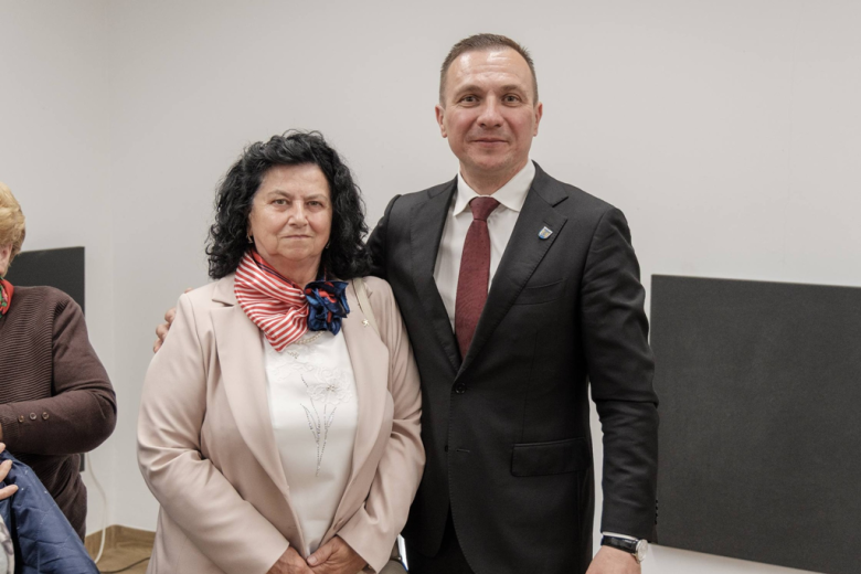 Seniorzy z kartami wstępu do Pałacu Marianny Orańskiej. „To miejsce należy do Was”