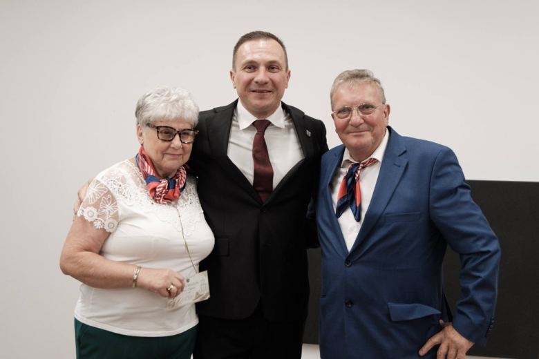 Seniorzy z kartami wstępu do Pałacu Marianny Orańskiej. „To miejsce należy do Was”