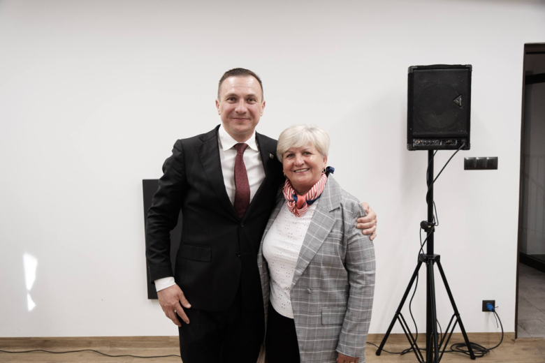 Seniorzy z kartami wstępu do Pałacu Marianny Orańskiej. „To miejsce należy do Was”