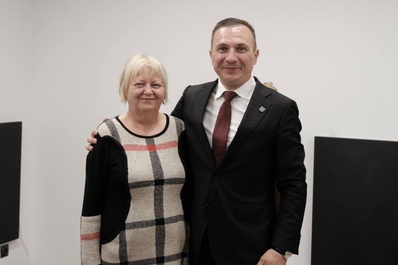 Seniorzy z kartami wstępu do Pałacu Marianny Orańskiej. „To miejsce należy do Was”