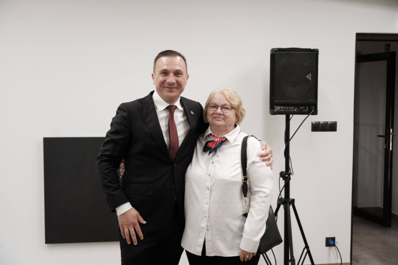 Seniorzy z kartami wstępu do Pałacu Marianny Orańskiej. „To miejsce należy do Was”