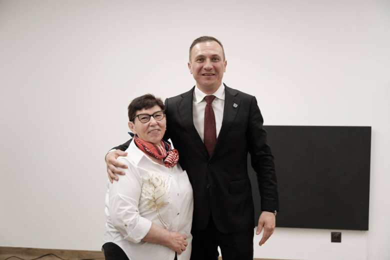 Seniorzy z kartami wstępu do Pałacu Marianny Orańskiej. „To miejsce należy do Was”