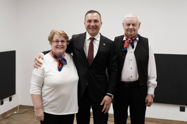 Seniorzy z kartami wstępu do Pałacu Marianny Orańskiej. „To miejsce należy do Was”