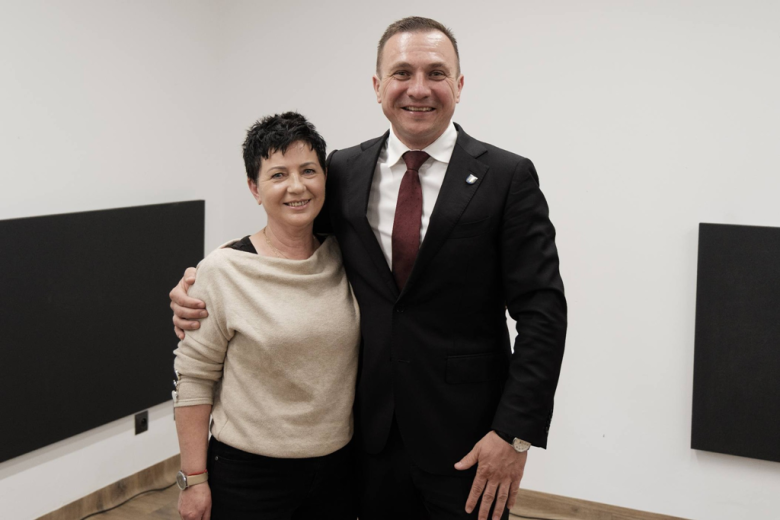 Seniorzy z kartami wstępu do Pałacu Marianny Orańskiej. „To miejsce należy do Was”