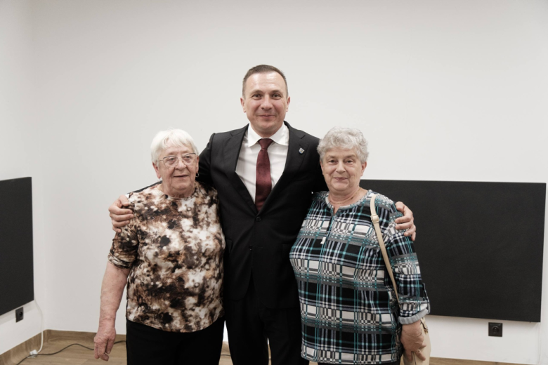 Seniorzy z kartami wstępu do Pałacu Marianny Orańskiej. „To miejsce należy do Was”
