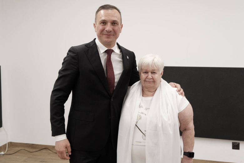 Seniorzy z kartami wstępu do Pałacu Marianny Orańskiej. „To miejsce należy do Was”