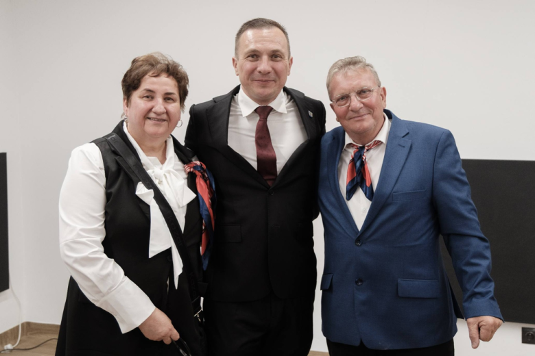Seniorzy z kartami wstępu do Pałacu Marianny Orańskiej. „To miejsce należy do Was”