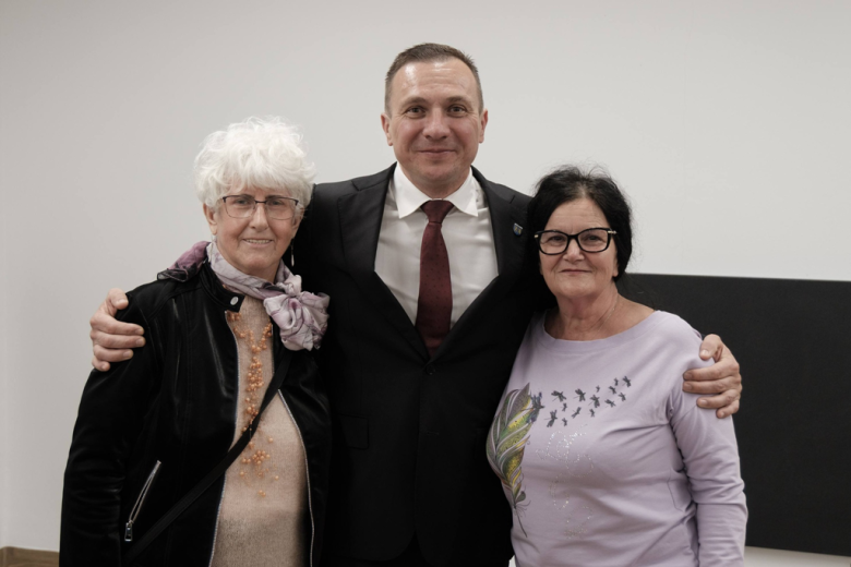 Seniorzy z kartami wstępu do Pałacu Marianny Orańskiej. „To miejsce należy do Was”