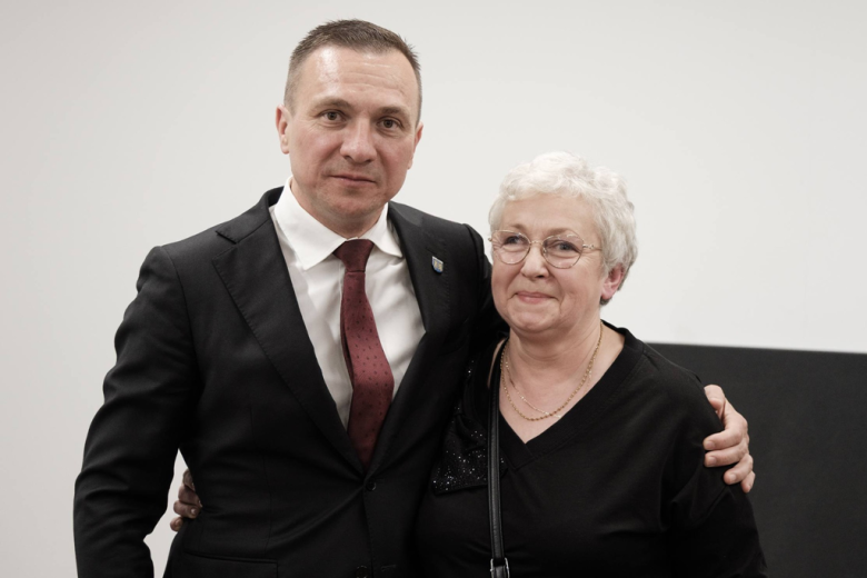 Seniorzy z kartami wstępu do Pałacu Marianny Orańskiej. „To miejsce należy do Was”